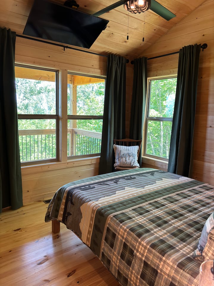 סוויטת האורחים הנעימה הזו מוקפת בעצים ובנופים ארוכי טווח של הרים. הוא מרוהט עם מיטת קווין סייז נוחה וטלוויזיה נפתחת/נפתחת לצפייה קלה בהרים או בתוכנית האהובה עליכם. 
חדר רחצה ושירותים נמצא במרחק צעדים ספורים. 