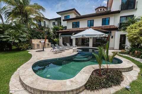 Luxury | Private Pool | King Beds | Sleeps 8