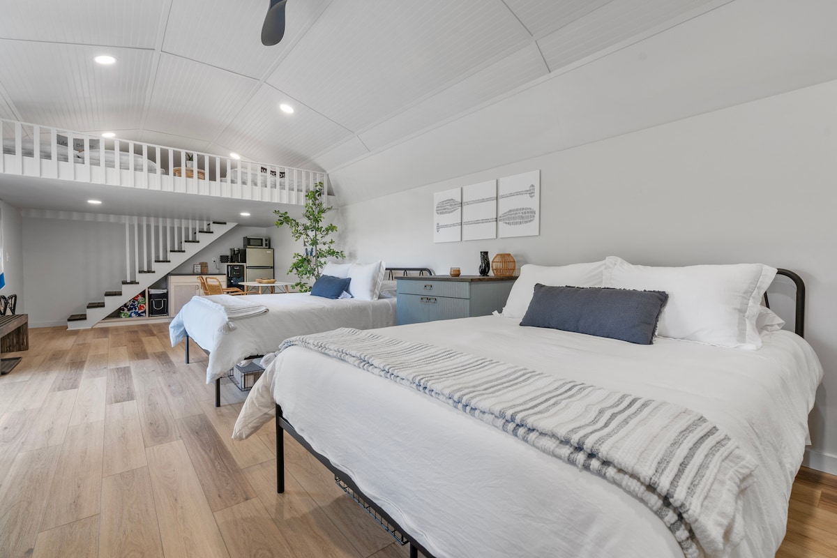 2 מיטות קווין סייז + כיסא גדול מדי