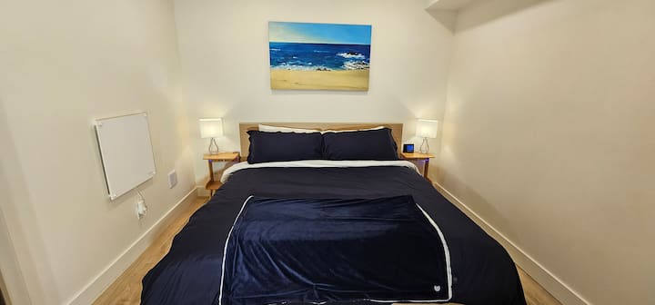 Kitanda cha kifalme chenye starehe sana kilicho na kipasha joto cha kauri kilichowekwa ukutani ili kuweka joto kwenye chumba