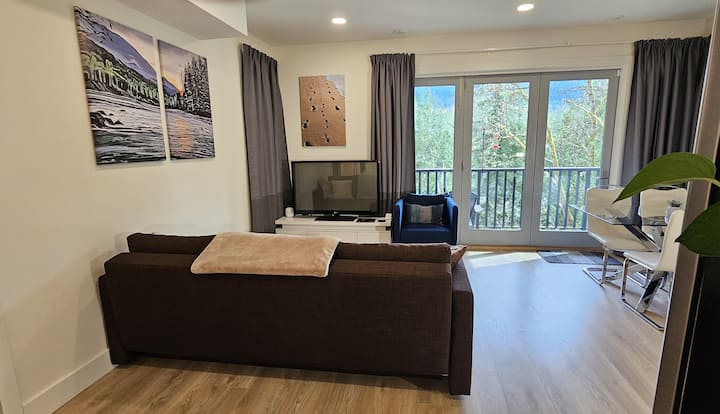 Kochi linakunjwa kwenye kitanda chenye starehe cha malkia