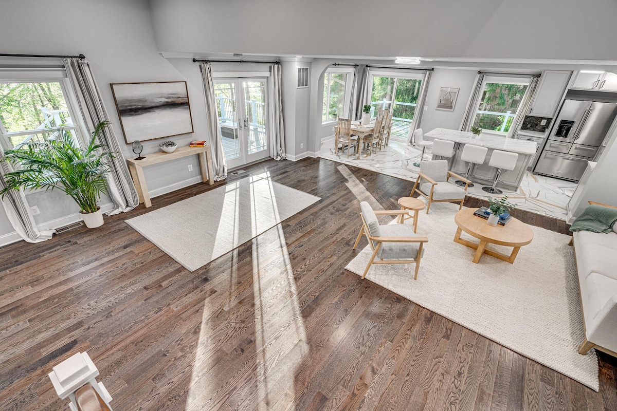 从开放式客厅欣赏湖泊和后院的美景。 与您的朋友/家人一起享受舒适的住宿体验，有足够的空间容纳8-10人。 欢迎来到华盛顿特区/DMV。