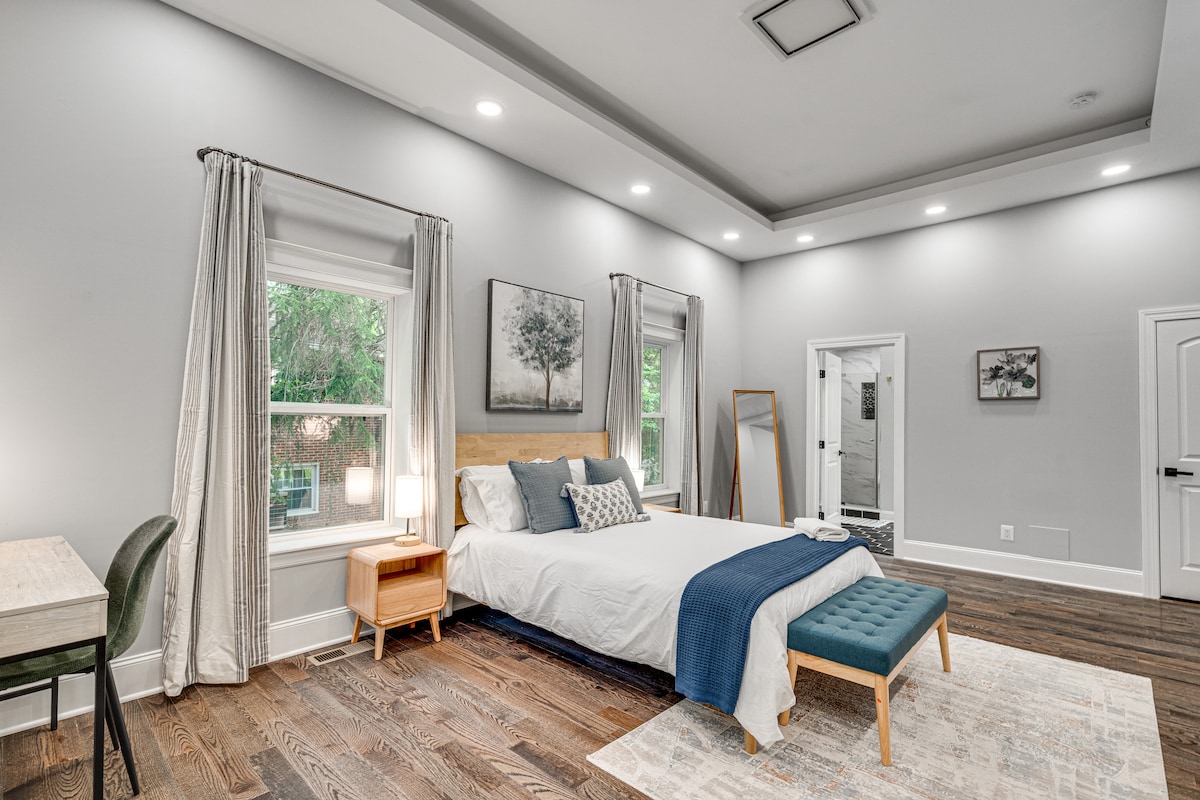 您的豪华主卧，主楼层设有套内卫生间。 到达这里没有台阶。 配备55英寸Roku电视、专用办公桌、全身镜、步入式衣橱和抽屉柜。 欢迎来到华盛顿特区/DMV ！