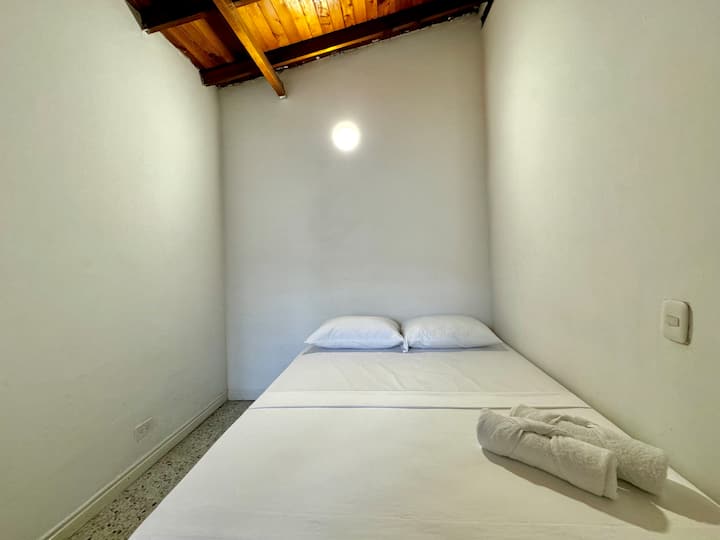 Bekvämt rum med ortopedisk madrass för dig att vila efter en lång dag 