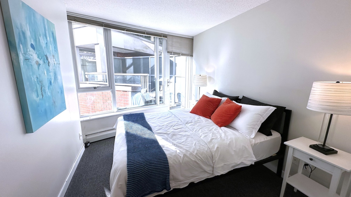 غرفة نوم واسعة مشرقة مع سرير كبير مريح