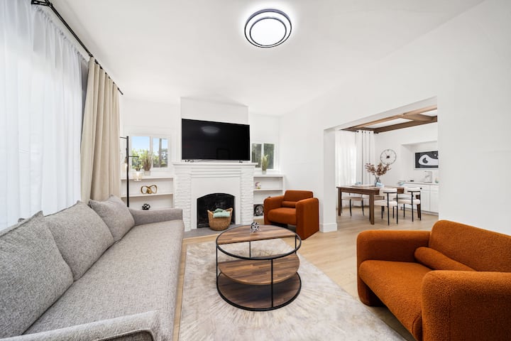 Televisheni kubwa ya inchi 65 ya Samsung, sofa ya deepsit na viti vikubwa vya kona