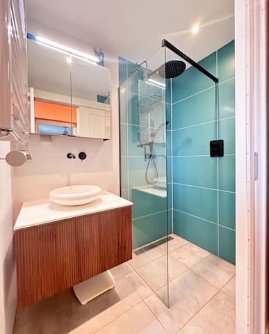 Chic & Stylish Urban Oasis with Terrace | 4P gallery image 3