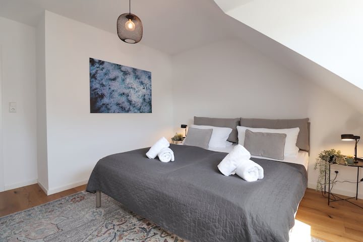 سرير بحجم كينج (عرض 1.80) للحلم مع خزانة ملابس مفتوحة وإطلالة على المدينة وكورنماركت