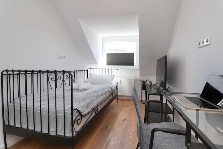 سرير مفرد (عرض 80 سم) للحلم مع محطة عمل وإطلالة على المدينة وسوق الذرة