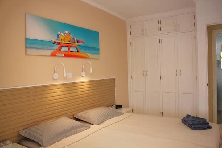 Wandschrank mit Bügeleisen, Bügelbrett, Schranktresor