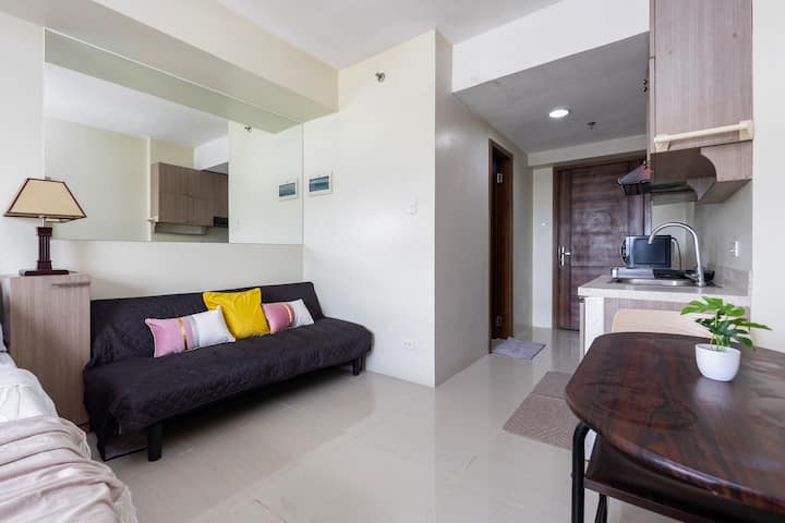 Hii ni sofa yetu yenye starehe yenye nusu maradufu ambayo inabadilika kuwa kitanda.