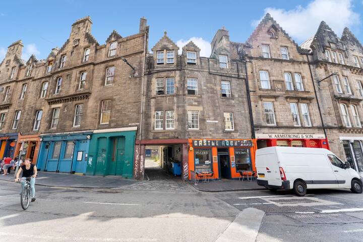 Boutique No 2 Castle View 3 Bedroom & Bath Apt. gallery image 4