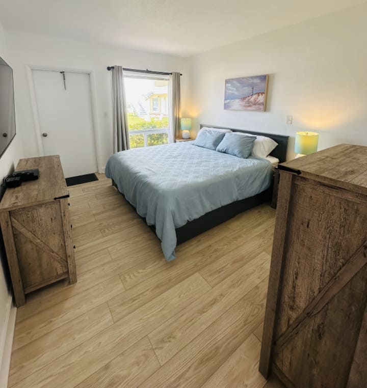 ห้องนอนใหญ่พร้อมตู้เสื้อผ้าขนาดใหญ่ 2 ตู้ทีวีขนาด 50 นิ้วและวิวประภาคาร!