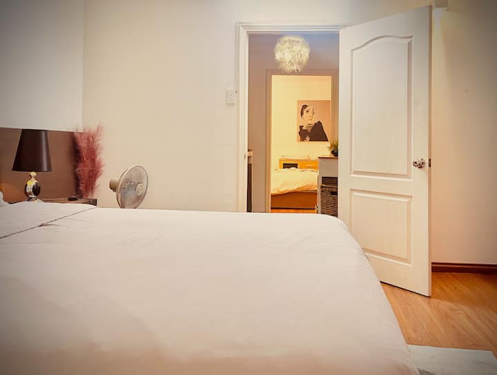 Chumba hiki cha kulala chenye starehe na cha kuvutia, kinatoa mapumziko tulivu yenye mwangaza wa kifahari na mapambo mazuri. Kwenye eneo la kutua, utapata Chumba cha 1 cha kulala na bafu la pamoja linalofaa katikati, linalofaa kwa ufikiaji rahisi na faragha wakati wa ukaaji wako.