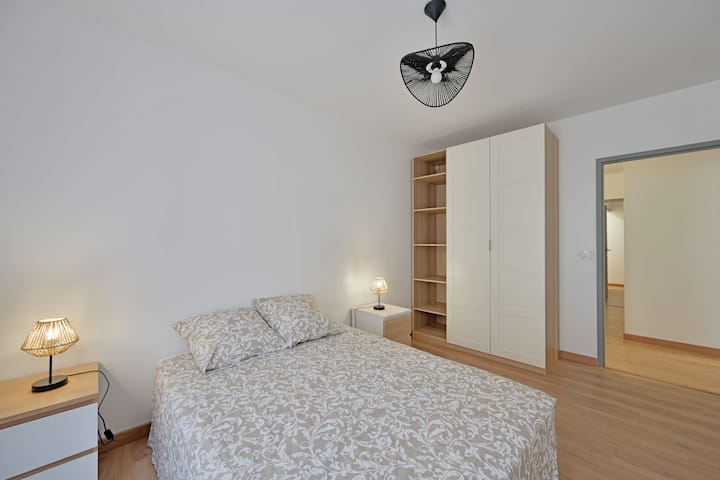 Chambre lumineuse et cosy, idéale pour accueillir des invités ou des enfants, avec rangements pratiques.