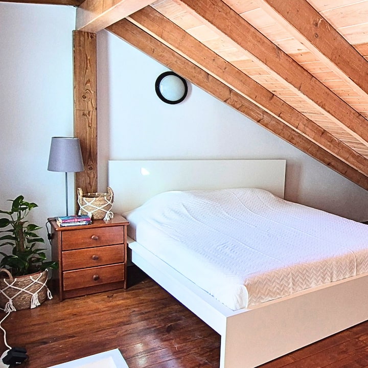 Დედოფლის საძინებლიდან პირდაპირ ფანჯრიდან იშლება ძველი ქალაქის ლაგოსის სახურავების მომხიბლავი ხედი. Ნამდვილი ხის იატაკითა და თბილი ხის ჭერით, საცხოვრებელი მყუდროდ და მიმზიდველად იგრძნობა. Იდეალურია შუადღის დასაძინებლად, აივანზე ჭიქა ღვინის შემდეგ. 