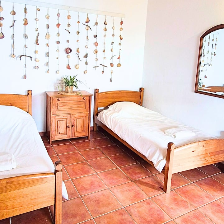 Დიდი საძინებელი ქუჩის ფანჯრით და ორი ერთადგილიანი საწოლი, რომლებიც შეიძლება გაერთიანდეს ორადგილიან საწოლში, რაც უზრუნველყოფს ძილის მოქნილ ვარიანტებს. Მაგიდა და სკამი, ასევე, ორი კარადა საკმარისი სათავსოებისთვის, ეს ოთახი კომფორტული და მრავალმხრივია.