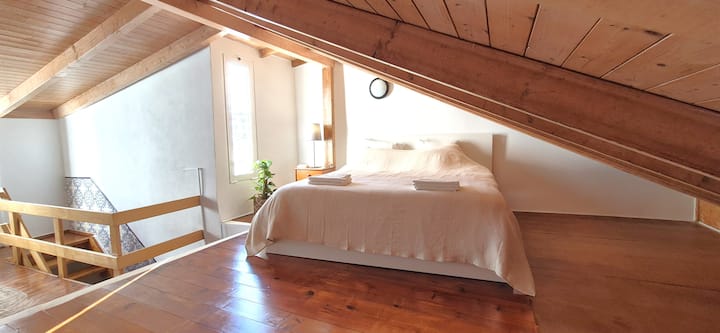 Მეორე სართულის საძინებლიდან იშლება ანტრესოლი და ქალაქის ძველი სახურავების ლამაზი ხედი. Ხის იატაკი, ორადგილიანი საწოლი, ორი სამუშაო სივრცე და დივანი. Დიდი ვერანდა გიმასპინძლებთ, რომ სტუმრობისას მზის სხივებით დატკბეთ. 