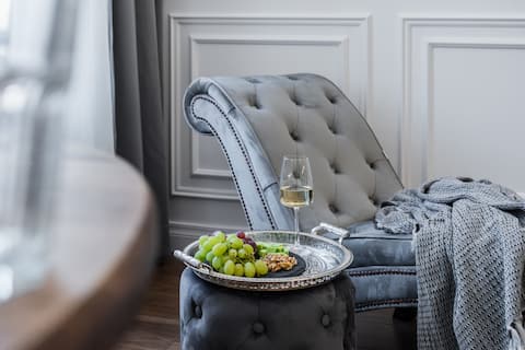 Popular Airbnb listing: Elegant studio by Pompadour in Przedmieście świdnickie
