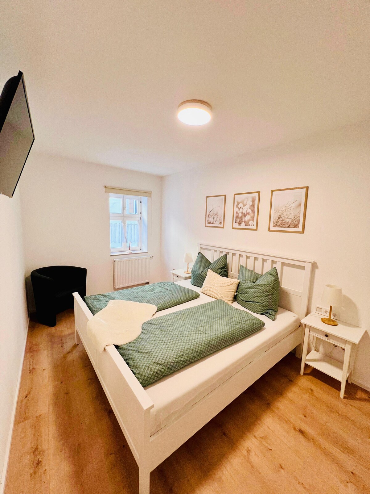 ห้องนอนพร้อมเตียงคิงไซส์