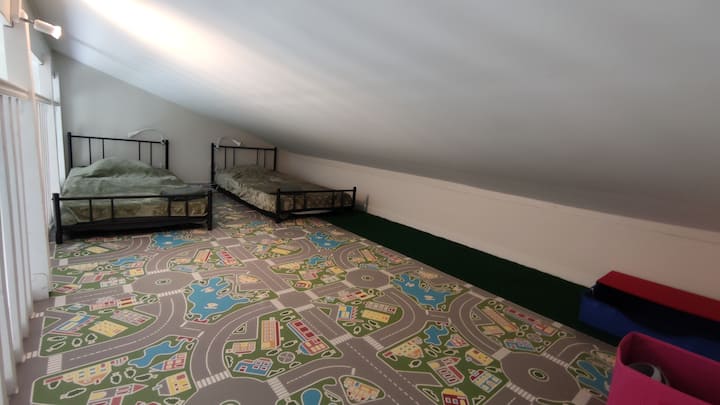 นอนเสริมบนชั้นลอย - เปิดไปยังห้องนั่งเล่น (เข้าถึงได้ด้วยบันได)
2 เตียงขนาด 190x90 ซม. เหมาะสำหรับวัยรุ่น/เด็กหรือเด็กเล็กฮ่าๆเพราะความสูงเพดานสูงสุด 140 ซม. ลดลง
พื้นเสื่อน้ำมันอยู่ในการตกแต่ง "vroum-vroum "! 