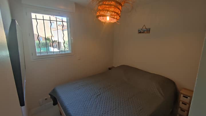 ห้องนอนชั้นล่าง เตียง 160 ซม. ทีวีจิตรกรรมฝาผนังและตู้เสื้อผ้าบานเลื่อนขนาดใหญ่
เธอสามารถเป็นห้องสวีทหลักส่วนตัวได้: ห้องอาบน้ำและห้องสุขาแต่ละห้องสามารถแยกออกจากห้องครัวได้ (ดูแผน)