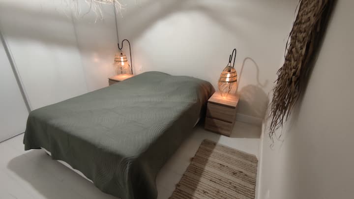 ห้องนอนขนาดใหญ่ของห้องแฟมิลี่สวีทชั้นบนเตียง 140 ซม. ตู้เสื้อผ้าขนาดใหญ่ Velux Electric
การลงจอดของห้องนอนนี้ช่วยให้เข้าถึงห้องอาบน้ำขนาดใหญ่ (พร้อมอ่างอาบน้ำและโถสุขภัณฑ์) และห้องนอนอีกห้องที่มีเตียงแบบดึงออกได้