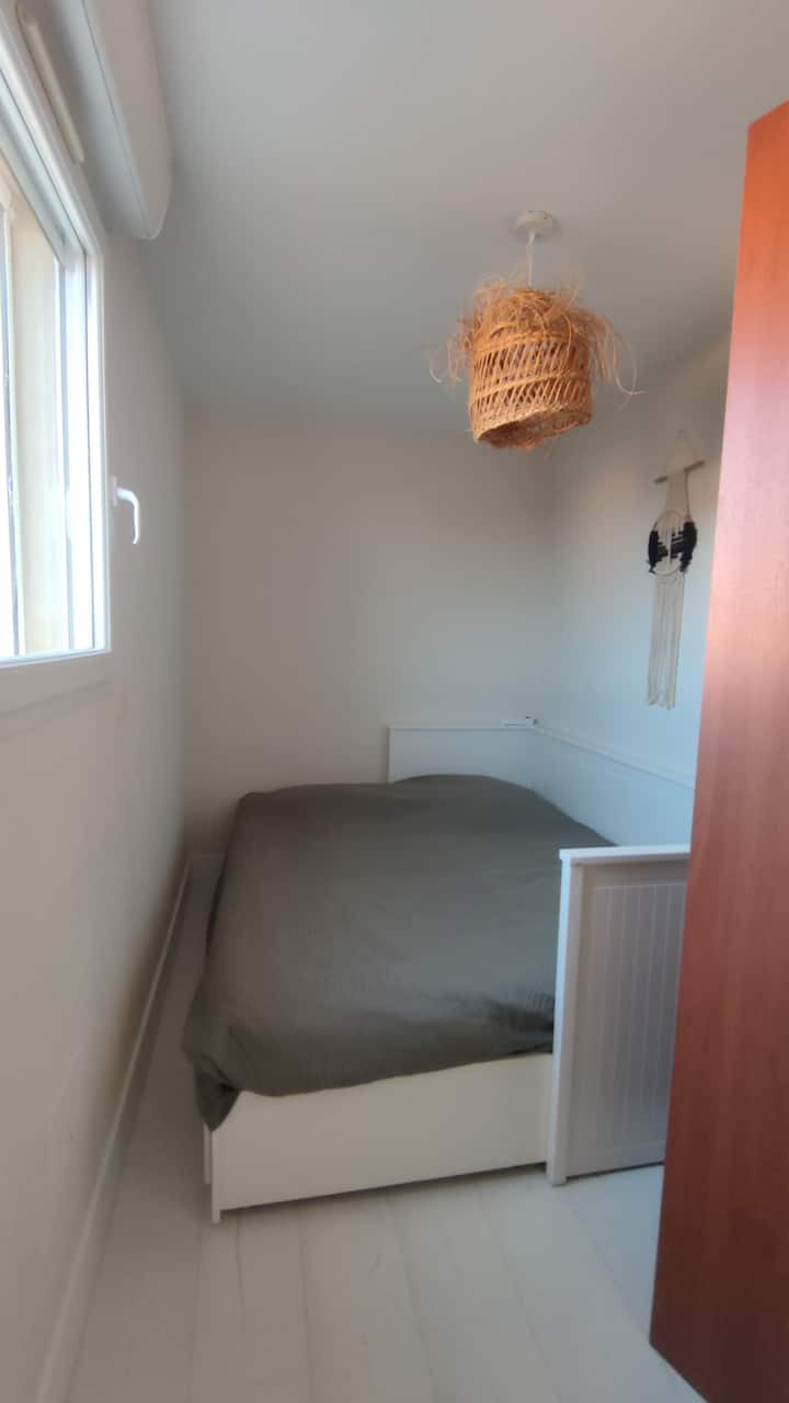 ห้องนอนที่สองของห้องมาสเตอร์สวีทบนโมดูลาร์เต็มรูปแบบ: เตียง 160 เตียงหรือเตียง 80 เตียงมีความเป็นไปได้ที่จะวางร่มเด็กไว้ข้างเตียง
ห้องนี้เข้าถึงห้องนอนใหญ่ขนาดใหญ่และห้องน้ำ/ห้องน้ำในตัว