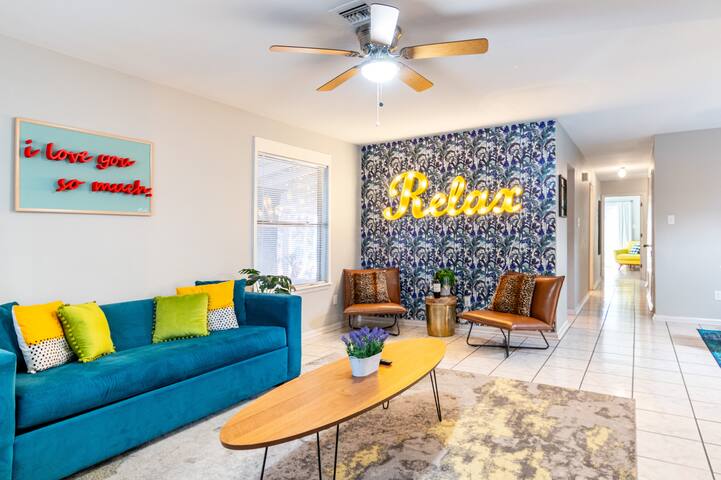 Huge 5BR compound! 1 Block to downtown & Rainey St gallery image 2