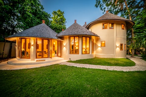 Villa Meraki, Incl breakfast,6BR heart of Seminyak