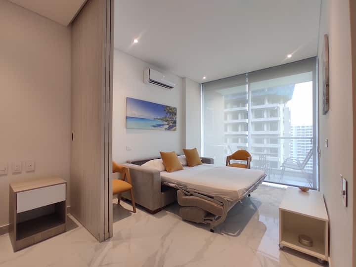 第二间卧室配有一张加大沙发床，展开后会释放出一张舒适的双人床垫，变成一张非常舒适的双人床，还有空调、卫生间和阳台。 现代时尚的设计，确保您住得舒适。