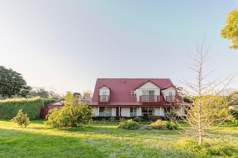 Scenic Farmhouse Getaway in Warragul