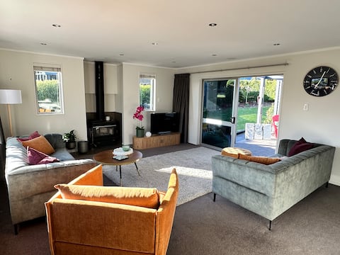 Successful Airbnb property: Sunny Queenstown Affordable Ski Sleeps 8 in Frankton (Queenstown Lakes District)