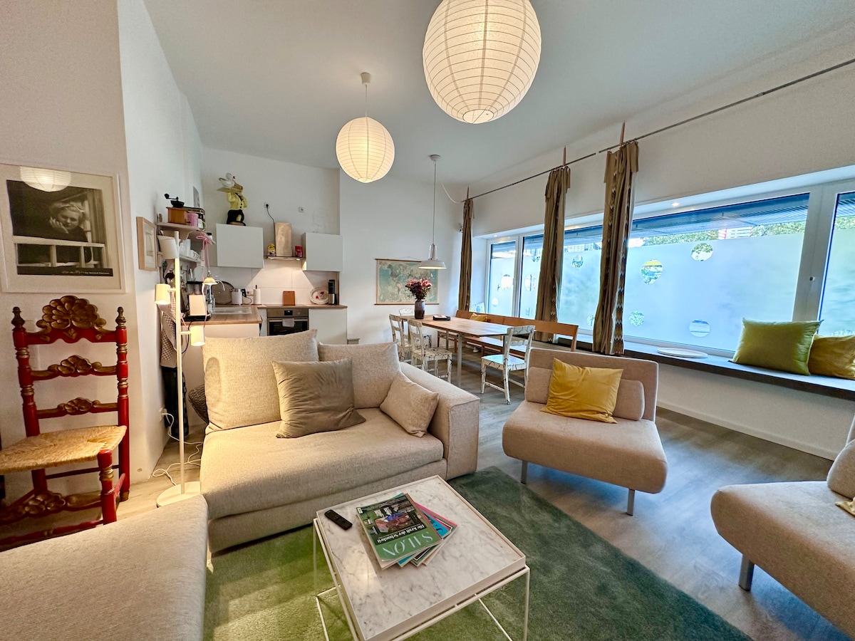 Top performing Airbnb: Stylish retreat | 2 BR | Near Central Station in Altstadt Nord