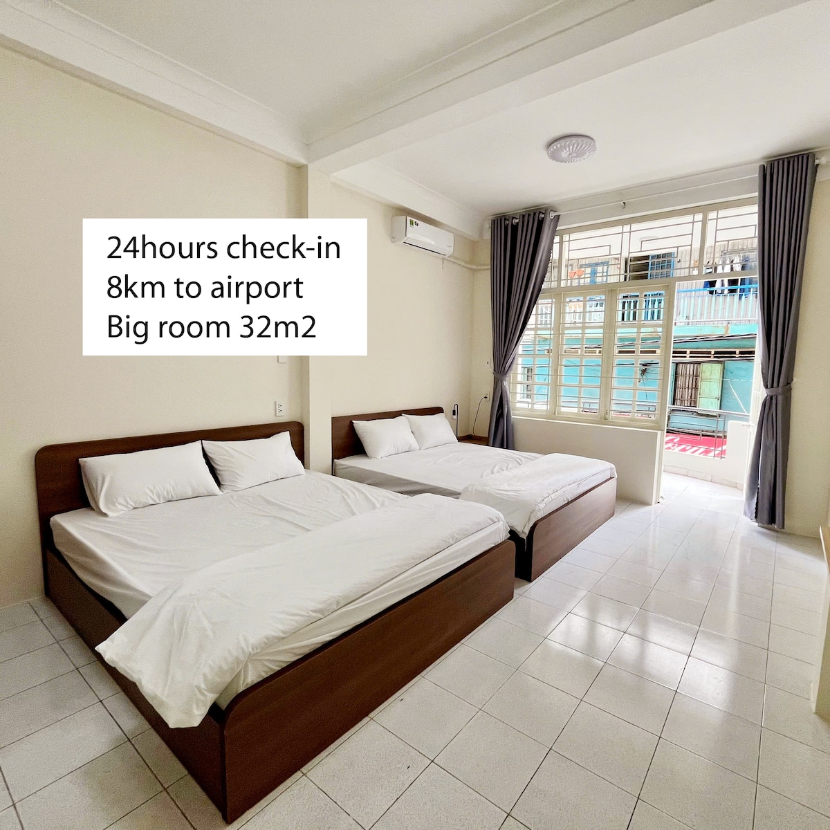  Amplia habitación de 32 m² con 2 camas dobles. Perfecto para una estancia de transporte público de 1 noche cerca del aeropuerto y autobuses turísticos.

