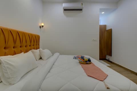 Deluxe king room N/B knowledge park metro station