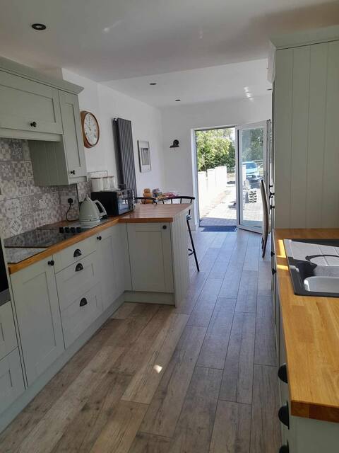 House twixt mountains and sea.