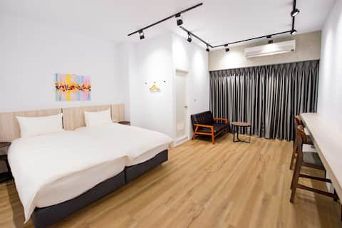 近火車站、星巴克、麥當勞、冷熱冰、牛肉福、潮州老街、便利商店,步行五分鐘內皆可到達