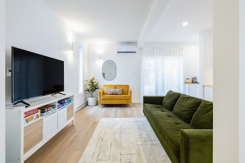 Successful Airbnb property: Le Natur: Apartment 3 BDR + parking 5 min from Vieux-Quebec in La Cité Limoilou