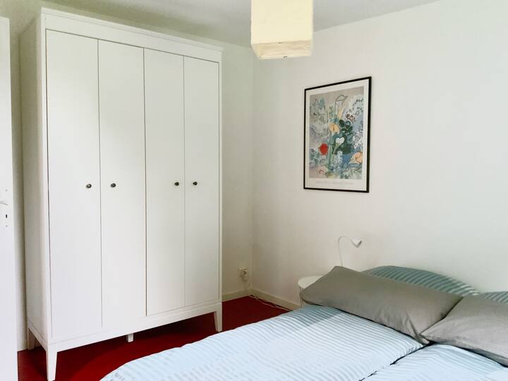 Dormitorio en planta alta con armario