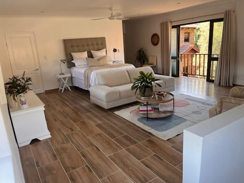 Aloe Khaya guest loft. 55sqm. Secure Golf Estate