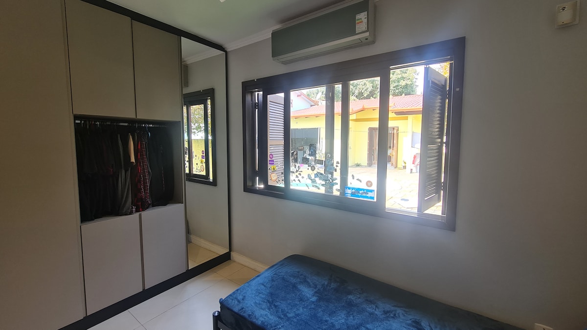 Цяла единична стая.
Важно: Сера премахна видеоиграта, компютъра, монитора, декорациите и кутиите от рафтовете.
