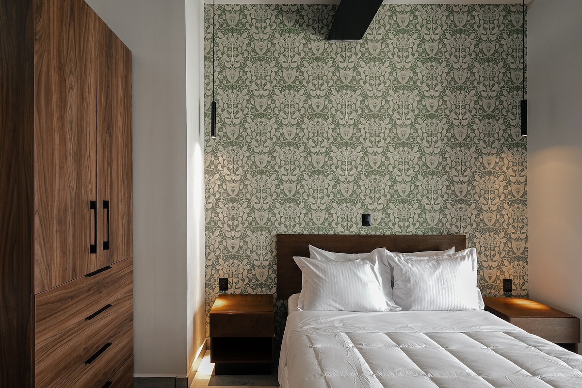 спалнята разполага с нощни шкафчета, топли светлини и килер