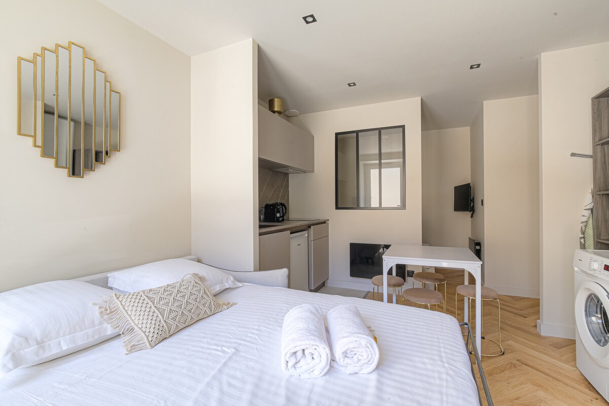 Successful Airbnb property: Studio with sleeping area for 4, Saint-Didier in Lyon 9e Arrondissement