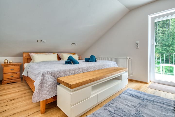 Lichtdurchflutetes Doppelzimmer mit Kingsize-Doppelbett