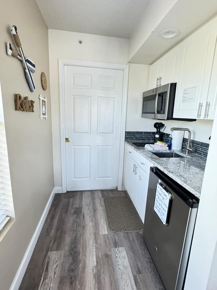 Beachfront Studio • Pool • Laundry -Kitchenette - Fort Walton Beach