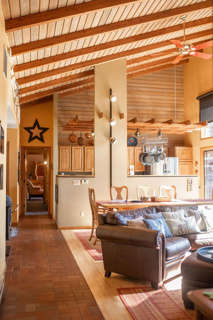 Scenic Mountain Lodge W/ Creek/hot Tub And Sauna! - Red Lodge, MT