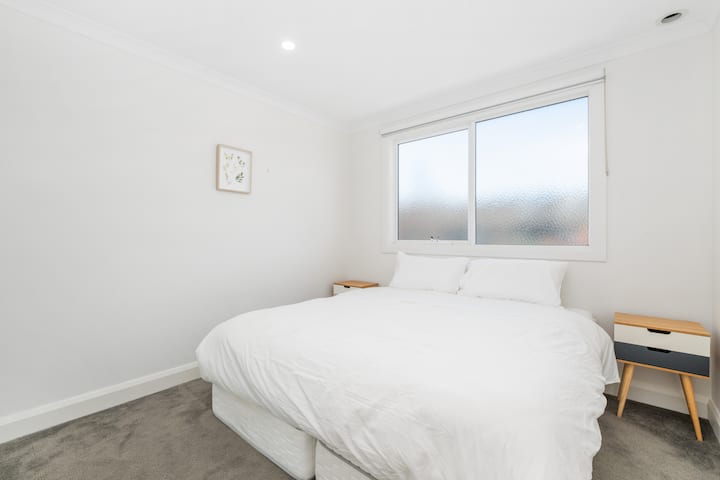 Deze kamer heeft standaard een kingsize bed en op verzoek kunnen we deze opsplitsen in twee eenpersoonsbedden.