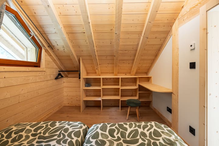 Spavaća soba s 2 kreveta za jednu osobu veličine 90 cm, nalazi se na katu.