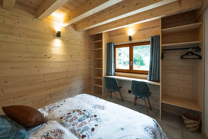 Spavaća soba s bračnim krevetom (160 cm) nalazi se u prizemlju.